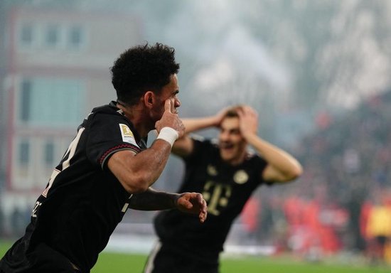 TA：迪亚斯为拜仁提供了重要支持，而利物浦在进攻上显得力不从心