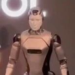 俄罗斯推出首款国产人形机器人，亮相时失去平衡侧翻摔倒