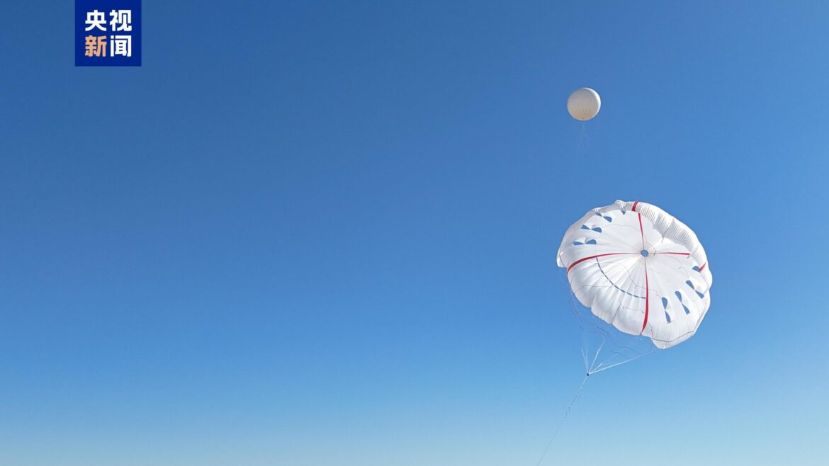 世界最大高空风力发电捕风伞成功开伞