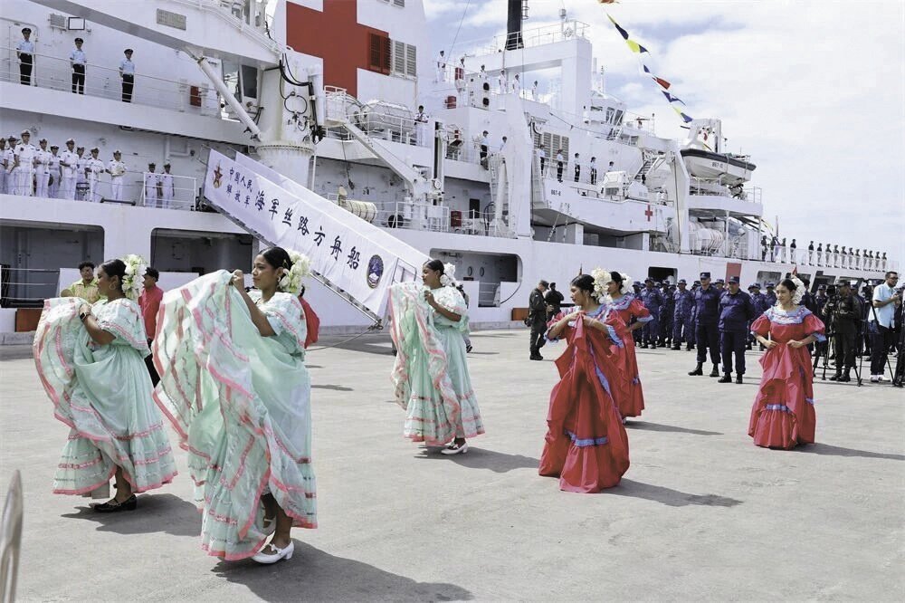 跨越重洋送健康，不断扩大朋友圈，中国海军医院船首次停靠尼加拉瓜