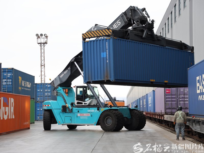 阿拉山口铁路口岸今年通行班列突破7000列