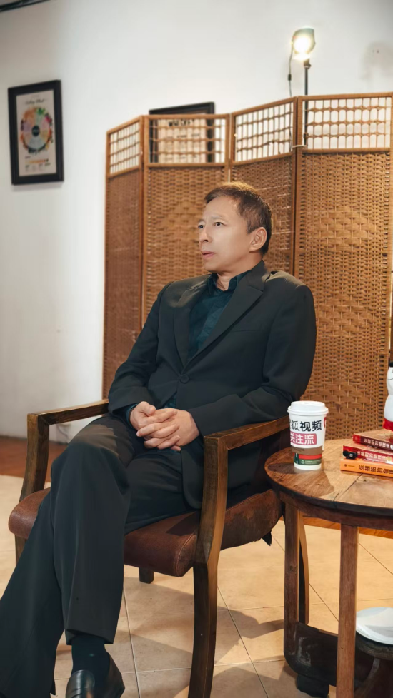 对话张朝阳：如果你有10万块钱，肯定要先从做自媒体开始，因为不需要什么成本丨直击乌镇