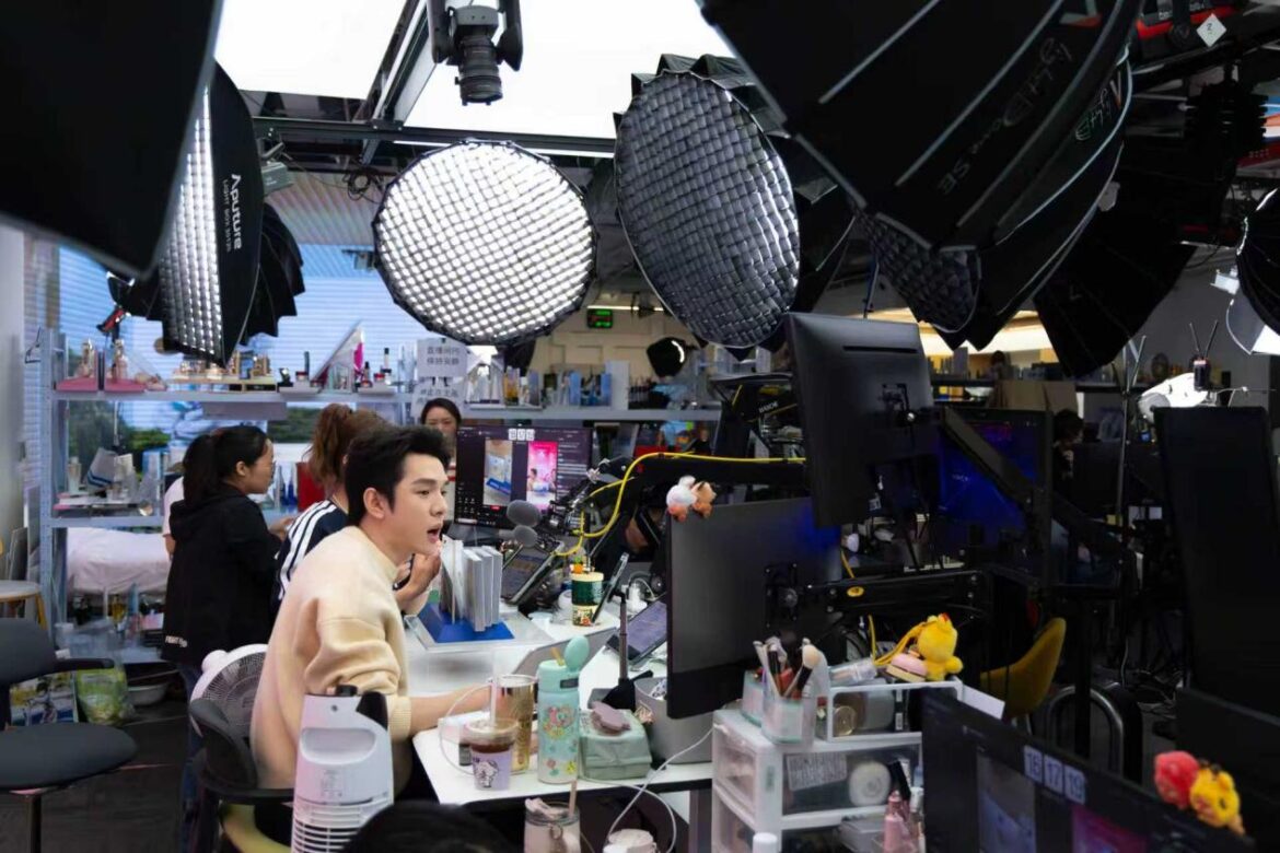 入局十年 李佳琦“双11”之变