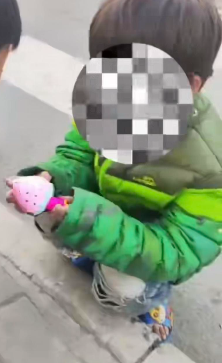 当地妇联回应“妈妈去世，8岁女孩冬天穿拖鞋外出”：已联合民政等部门介入帮扶