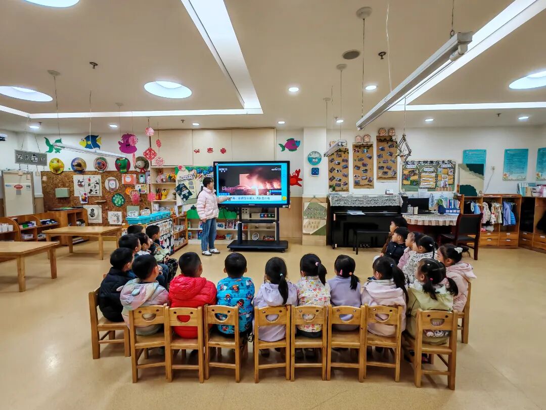 大手牵小手 安全伴我行 ——沣东新城第一幼儿园消防安全宣传月系列活动