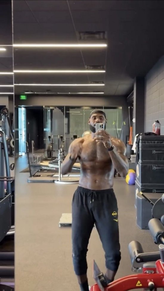 恢复健康！队记：詹姆斯在完成赛季首秀后身体感觉非常好