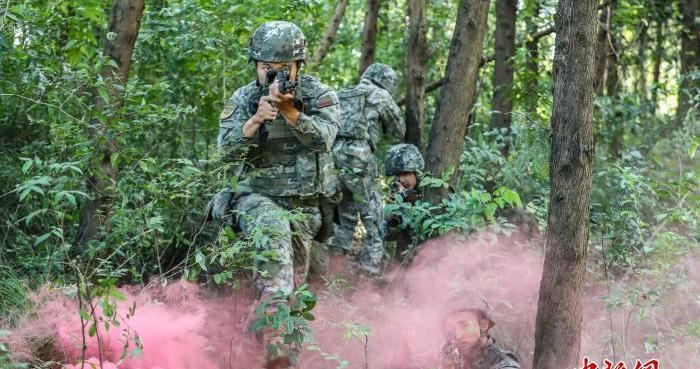 重庆：武警官兵野外驻训砺精兵