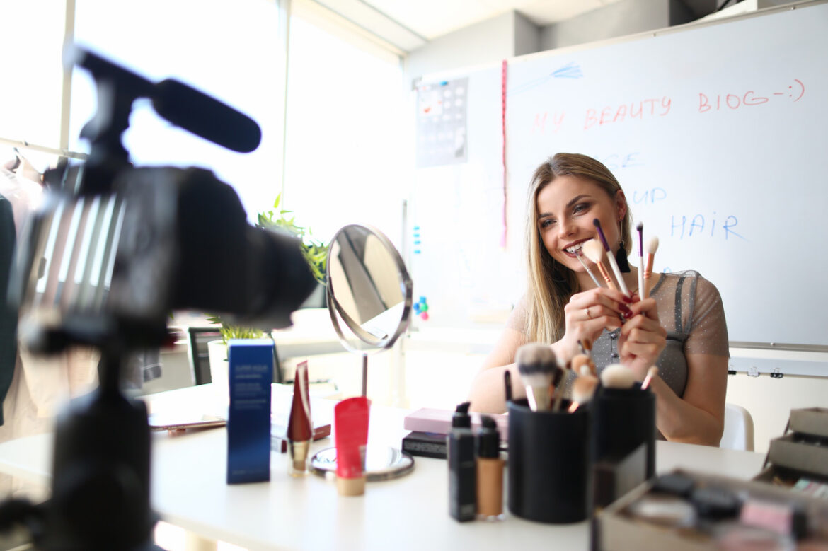 9场直播卖55亿，1亿粉丝的“快手一姐”也不想打工，行业上演头部主播“单飞潮”