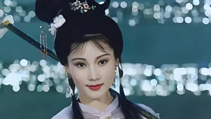 何赛飞年轻时的照片曝光，媚眼含笑三分春，笑与不笑皆醉人