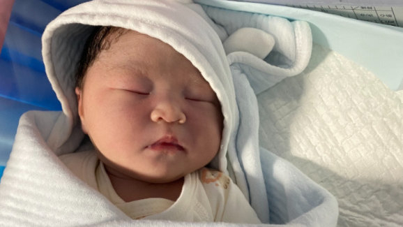 小婴儿喜欢“光脚”，爸妈别嫌弃，这些好处要清楚