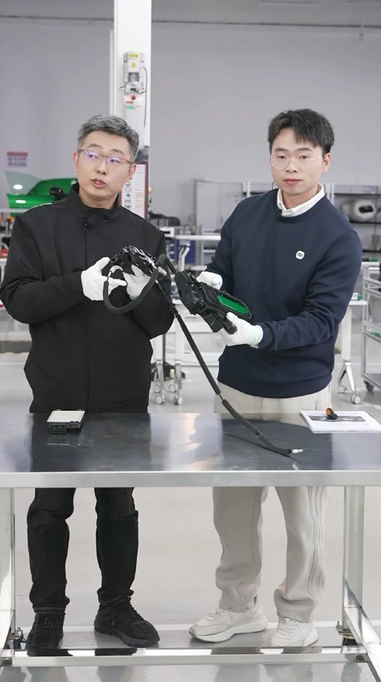 小米汽车副总裁李肖爽谈YU7门把手安全设计：配备专用电源，还能切换到机械模式