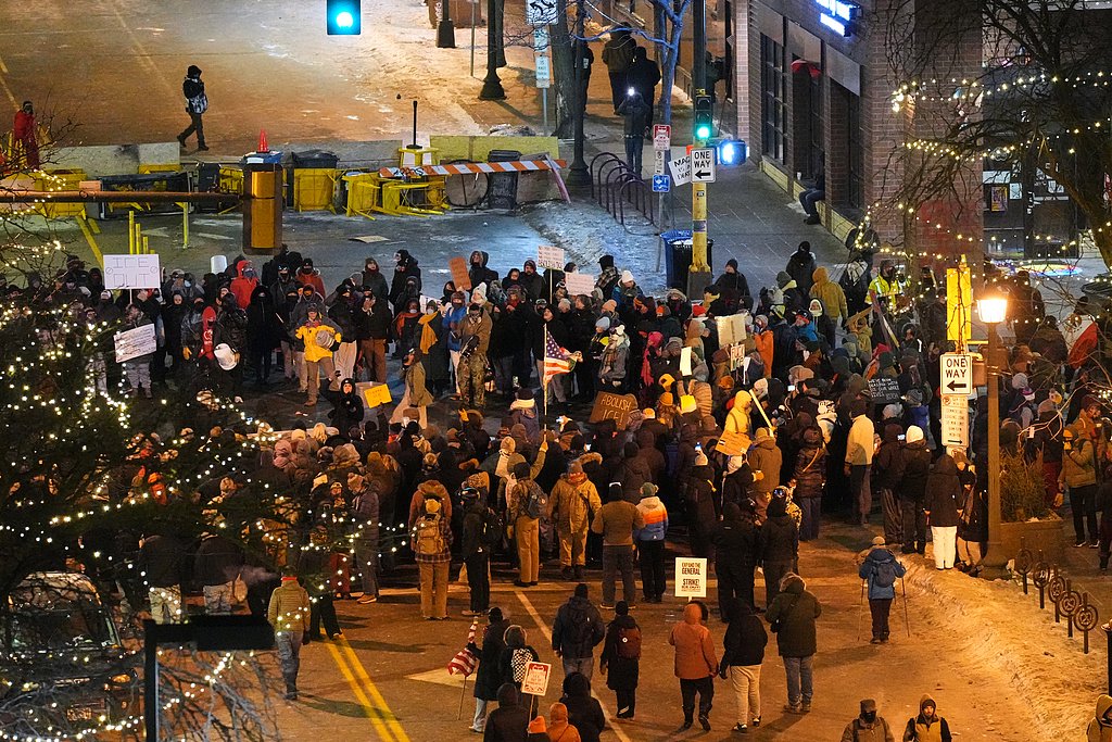 又一民众遭执法人员枪杀，明尼苏达州硬刚美政府