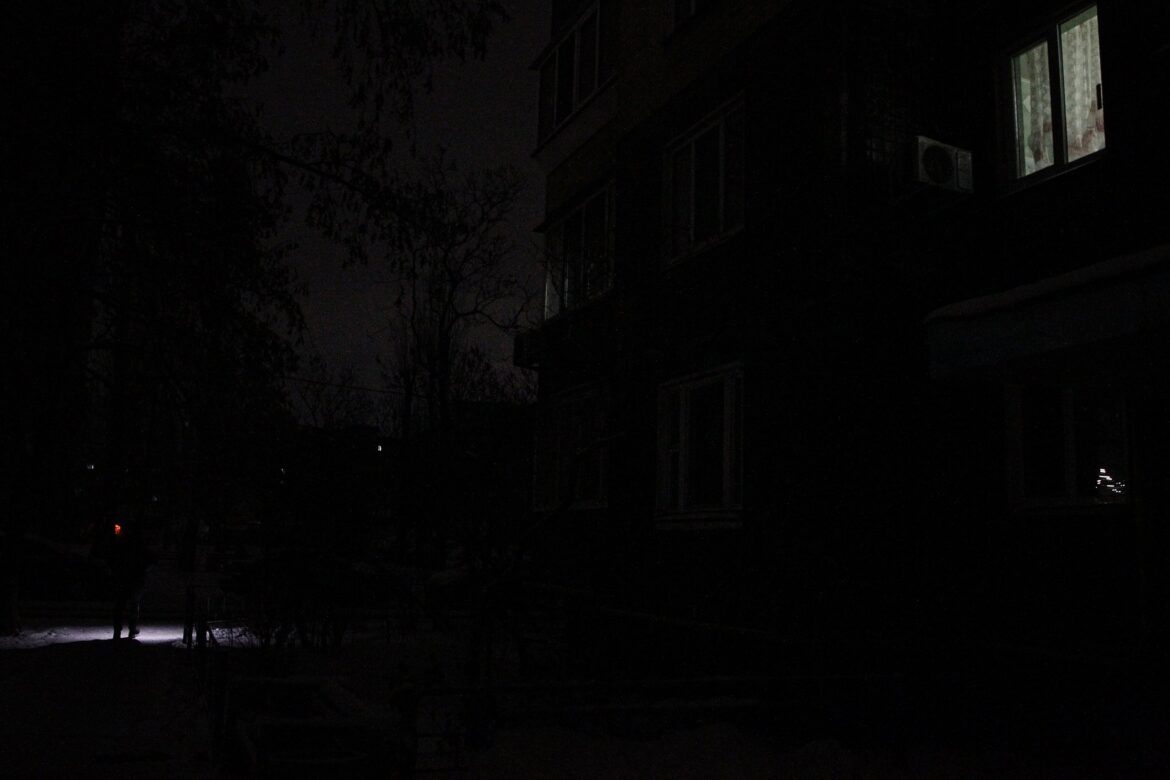 能源设施遭打击，基辅“陷入黑暗”