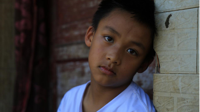 缅甸儿媳生下孩子后跑了，老伴又卧病在床，老人艰难拉扯孙子长大