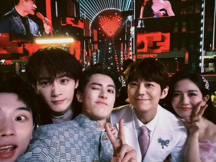 跨年零点钟声响起，身边人伸手拥抱瞬间泪目