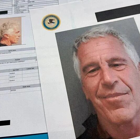 美国国会议员将可查看超300万页爱泼斯坦档案无码版本，不让拍摄只能做笔记，网友：多少人第一时间去搜自己的名字