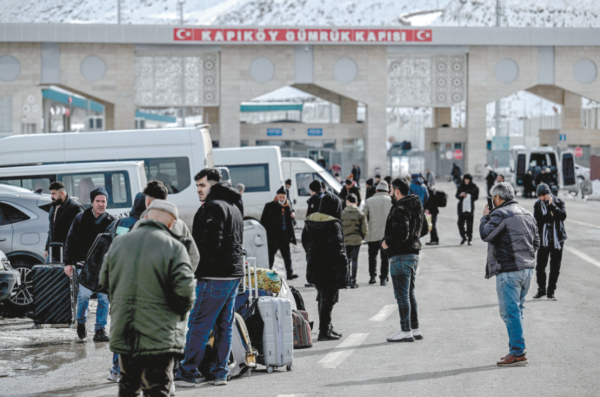 华盛顿表示正在与伊朗对话，德黑兰警告“手始终在扳机上”，美伊局势微妙