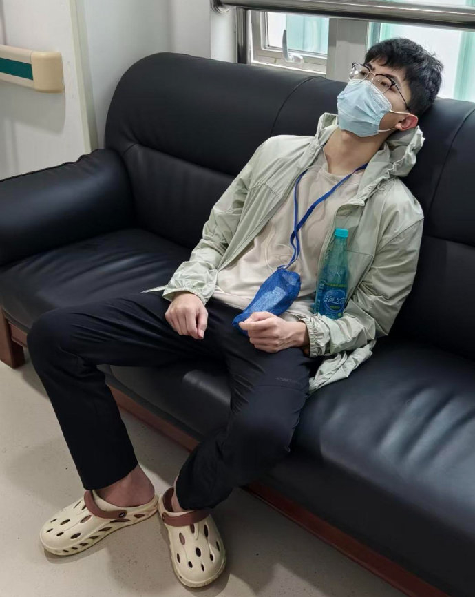 23岁博士胃癌晚期，坦言生活作息不规律，错过食堂饭点只能在外买食物