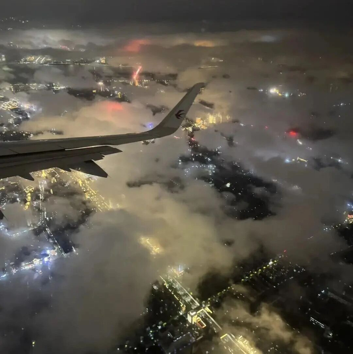 东航一航班雷电中盘旋数圈安全降落，乘客：剧烈颠簸，吓得给对象留言